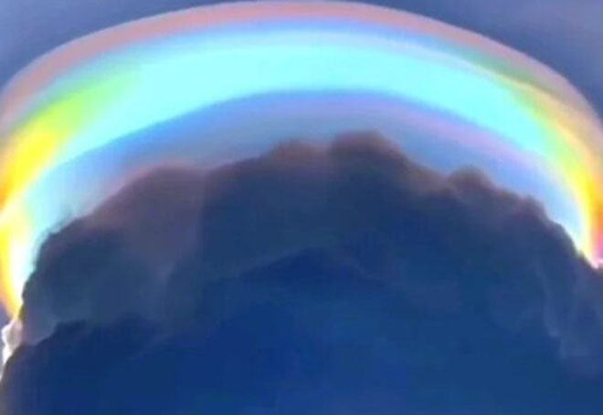 GISMETEO: Уникальные радужные облака наблюдали в небе над Китаем